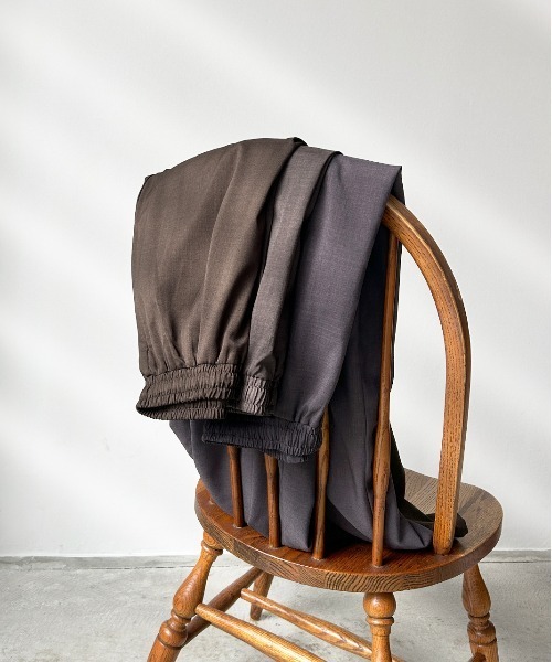 ad thie（アドティエ）の「フロントタック イージーワイドパンツ（スラックス・レディース・ダークブラウン/ブラック/グレー系・FREE）」の12枚目の写真