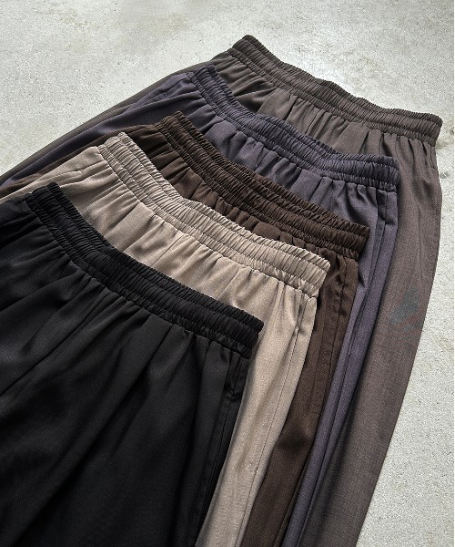ad thie（アドティエ）の「フロントタック イージーワイドパンツ（スラックス・レディース・ダークブラウン/ブラック/グレー系・FREE）」の18枚目の写真