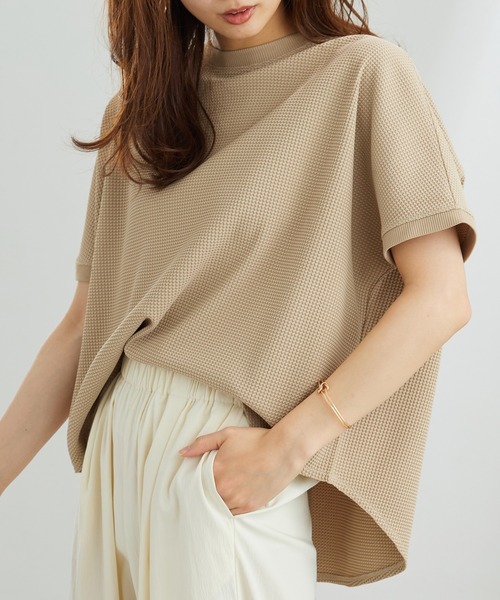 BELLUNA PLUS(ベルーナ)の「ドライワッフル素材ドルマンプルオーバー(Tシャツ/カットソー・レディース・ネイビー/ベージュ/アイボリー/セージグリーン・X-LARGE/LARGE/MEDIUM)」の1枚目の写真