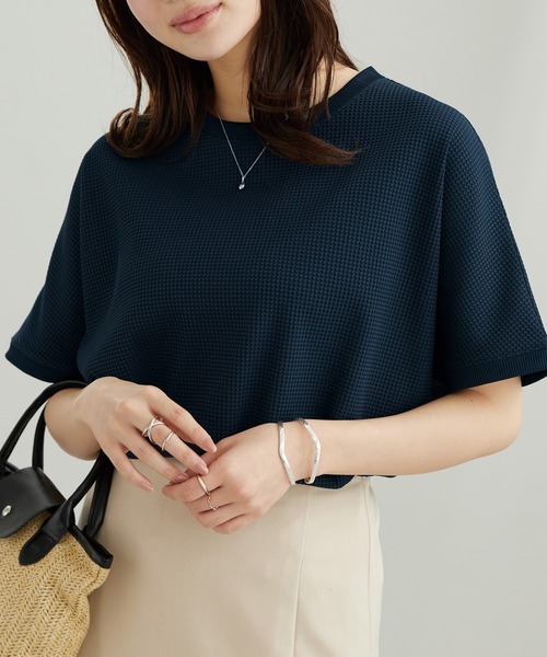 BELLUNA PLUS(ベルーナ)の「ドライワッフル素材ドルマンプルオーバー(Tシャツ/カットソー・レディース・ネイビー/ベージュ/アイボリー/セージグリーン・X-LARGE/LARGE/MEDIUM)」の4枚目の写真