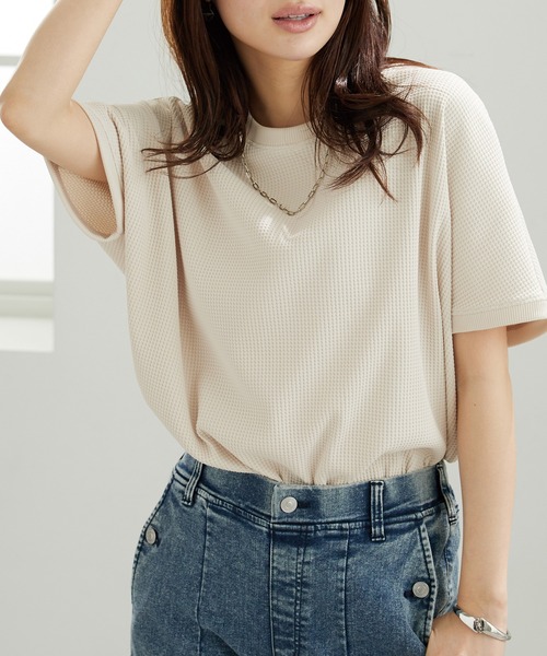 BELLUNA PLUS(ベルーナ)の「ドライワッフル素材ドルマンプルオーバー(Tシャツ/カットソー・レディース・ネイビー/ベージュ/アイボリー/セージグリーン・X-LARGE/LARGE/MEDIUM)」の2枚目の写真