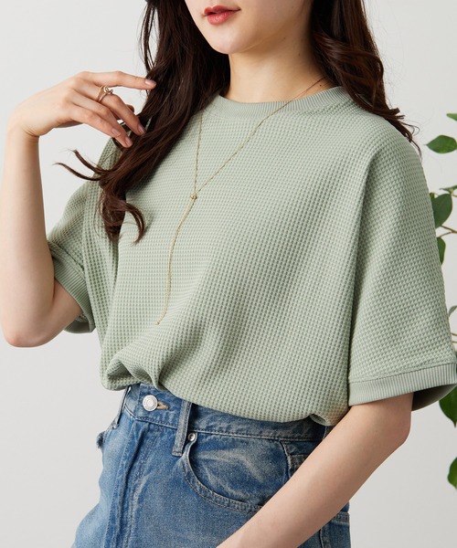BELLUNA PLUS(ベルーナ)の「ドライワッフル素材ドルマンプルオーバー(Tシャツ/カットソー・レディース・ネイビー/ベージュ/アイボリー/セージグリーン・X-LARGE/LARGE/MEDIUM)」の3枚目の写真