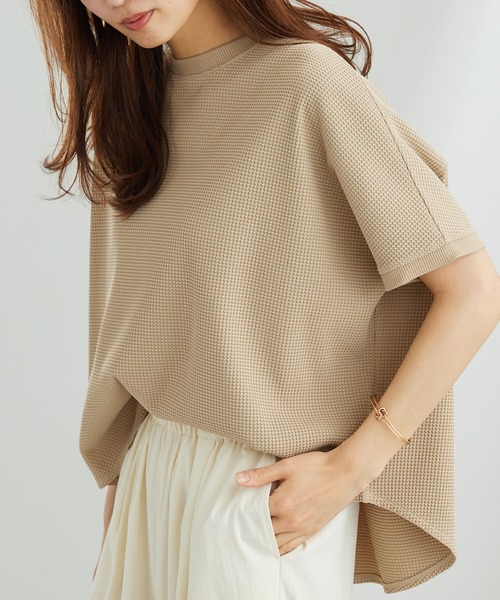 BELLUNA PLUS(ベルーナ)の「ドライワッフル素材ドルマンプルオーバー(Tシャツ/カットソー・レディース・ネイビー/ベージュ/アイボリー/セージグリーン・X-LARGE/LARGE/MEDIUM)」の5枚目の写真