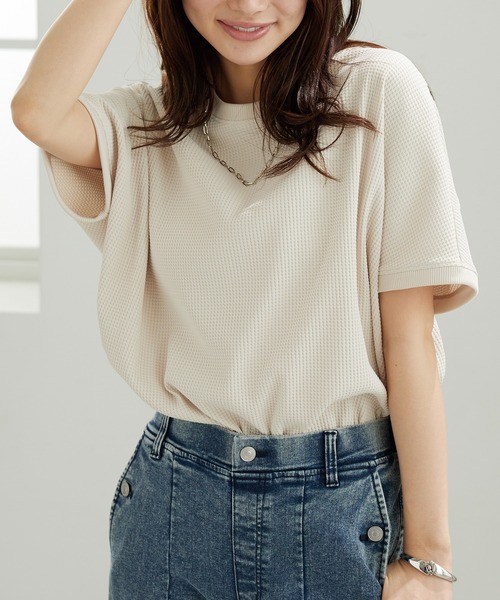 BELLUNA PLUS(ベルーナ)の「ドライワッフル素材ドルマンプルオーバー(Tシャツ/カットソー・レディース・ネイビー/ベージュ/アイボリー/セージグリーン・X-LARGE/LARGE/MEDIUM)」の13枚目の写真