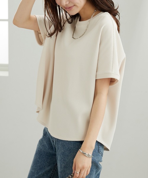 BELLUNA PLUS(ベルーナ)の「ドライワッフル素材ドルマンプルオーバー(Tシャツ/カットソー・レディース・ネイビー/ベージュ/アイボリー/セージグリーン・X-LARGE/LARGE/MEDIUM)」の15枚目の写真
