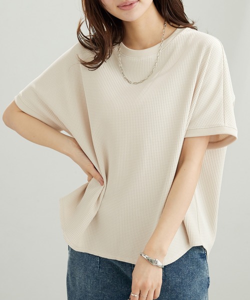 BELLUNA PLUS(ベルーナ)の「ドライワッフル素材ドルマンプルオーバー(Tシャツ/カットソー・レディース・ネイビー/ベージュ/アイボリー/セージグリーン・X-LARGE/LARGE/MEDIUM)」の14枚目の写真