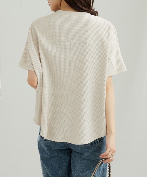 BELLUNA PLUS(ベルーナ)の「ドライワッフル素材ドルマンプルオーバー(Tシャツ/カットソー・レディース・ネイビー/ベージュ/アイボリー/セージグリーン・X-LARGE/LARGE/MEDIUM)」の17枚目の写真