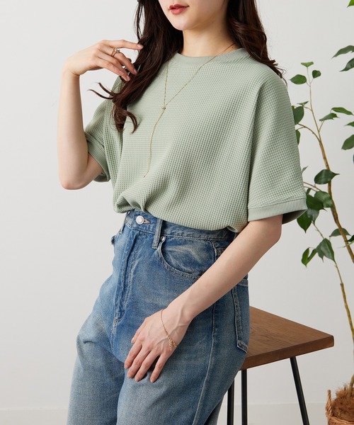 BELLUNA PLUS(ベルーナ)の「ドライワッフル素材ドルマンプルオーバー(Tシャツ/カットソー・レディース・ネイビー/ベージュ/アイボリー/セージグリーン・X-LARGE/LARGE/MEDIUM)」の21枚目の写真