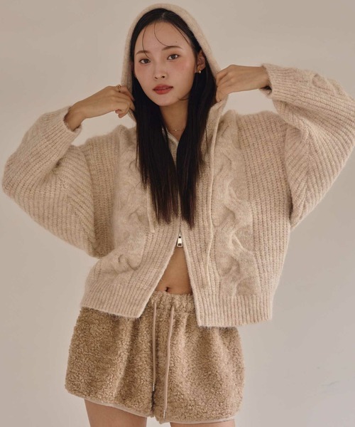 ACYM（アシーム）の「ケーブルニットフーディ（ニット/セーター・レディース・アイボリー/グレー・FREE）」の2枚目の写真