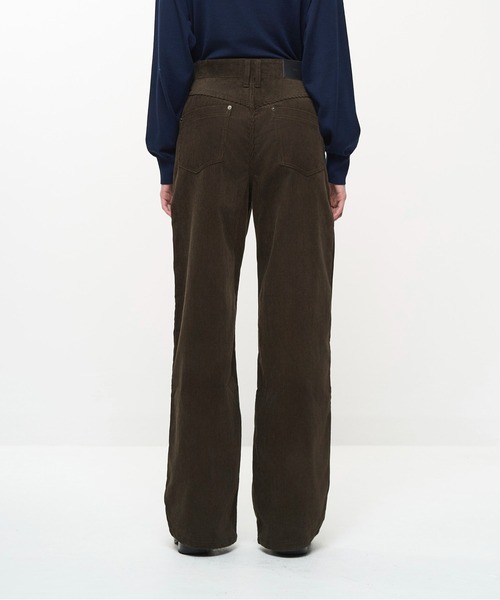 Juha(ユハ)の「FORMED WIDE CORDUROY PANTS(その他パンツ・メンズ・ブラウン/ブラック・4/3/2)」の11枚目の写真