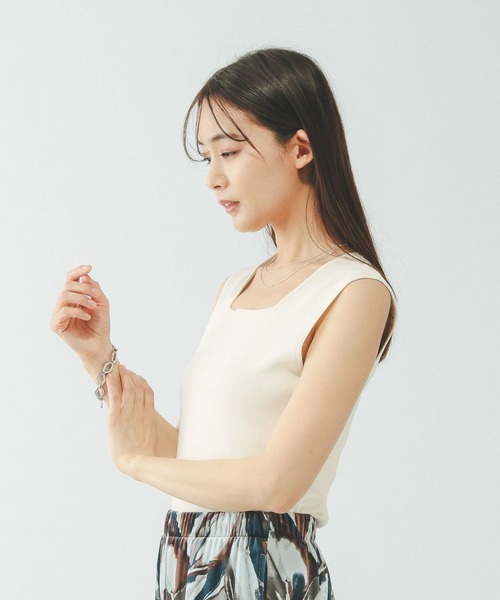 GLOBAL WORK（グローバルワーク）の「洗えるスクエアニットタンク/640404（タンクトップ・レディース・オフホワイト/ブラック/ダークブラウン・LARGE/MEDIUM）」の7枚目の写真