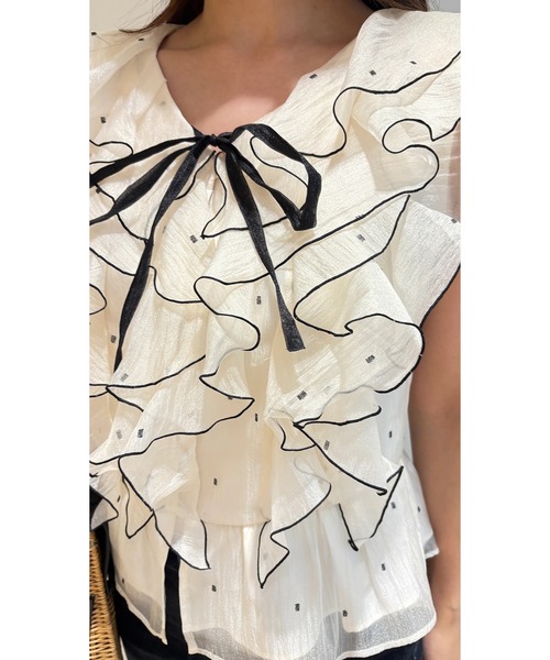 Apuweiser-riche（アプワイザーリッシェ）の「花びらフリルドットブラウス（シャツ/ブラウス・レディース・ブラック/オフホワイト・1/2）」の5枚目の写真