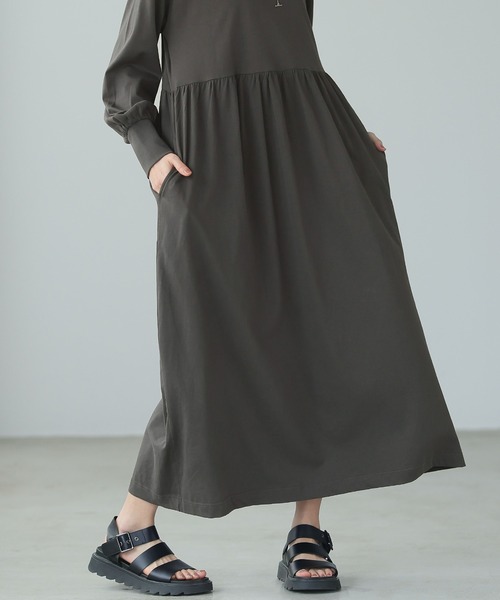 itto...(イット)の「ゆったりギャザーフレアワンピース(ワンピース・レディース・チャコールグレー/ブラック・M-L)」の5枚目の写真
