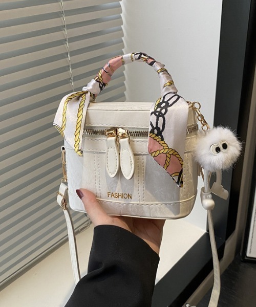 SHEPP(シープ)の「スカーフハンドル・バニティショルダーバッグ(ショルダーバッグ・レディース・ブラック/ピンク/グレー/ホワイト・F)」の7枚目の写真