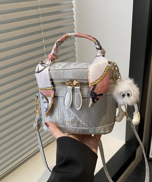 SHEPP(シープ)の「スカーフハンドル・バニティショルダーバッグ(ショルダーバッグ・レディース・ブラック/ピンク/グレー/ホワイト・F)」の8枚目の写真