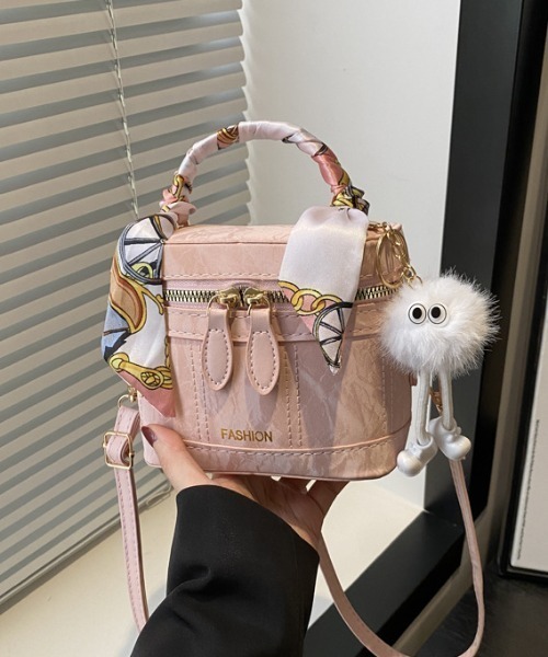 SHEPP(シープ)の「スカーフハンドル・バニティショルダーバッグ(ショルダーバッグ・レディース・ブラック/ピンク/グレー/ホワイト・F)」の9枚目の写真