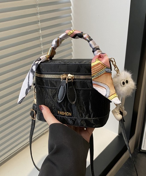 SHEPP(シープ)の「スカーフハンドル・バニティショルダーバッグ(ショルダーバッグ・レディース・ブラック/ピンク/グレー/ホワイト・F)」の11枚目の写真