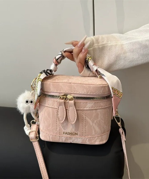 SHEPP(シープ)の「スカーフハンドル・バニティショルダーバッグ(ショルダーバッグ・レディース・ブラック/ピンク/グレー/ホワイト・F)」の10枚目の写真