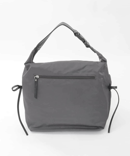 MK MICHEL KLEIN（エムケーミッシェルクラン）の「[2WAY/A4収納可]ギャザーポケットナイロンデザインバッグ（ショルダーバッグ・レディース・チャコールグレー/ダークインディゴブルー/アイボリー・00）」の20枚目の写真