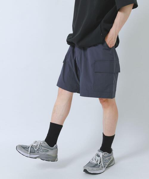 ITEMS URBANRESEARCH(アイテムズ アーバンリサーチ)の「『接触冷感/イージーケア』高機能 ウエストイージー カーゴショーツ(その他パンツ・メンズ・チャコールグレー/アイボリー/ブラック/カーキ・MEDIUM/LARGE)」の3枚目の写真