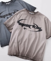 SlashDate（スラッシュデイト）の「【82】スプレー加工 グラフィックロゴ テレコ ショート丈 クルーネックTシャツ/ユニセックス/レディース/メンズ（Tシャツ/カットソー）」