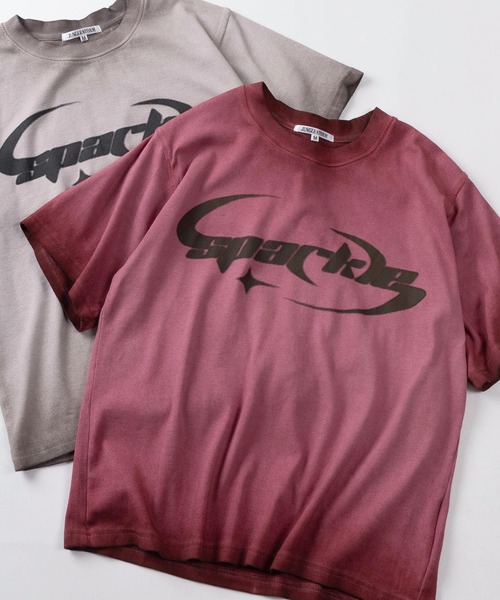 SlashDate（スラッシュデイト）の「【82】スプレー加工 グラフィックロゴ テレコ ショート丈 クルーネックTシャツ/ユニセックス/レディース/メンズ（Tシャツ/カットソー・メンズ・ホワイト/ピンク/チャコールグレー・M/L）」の3枚目の写真