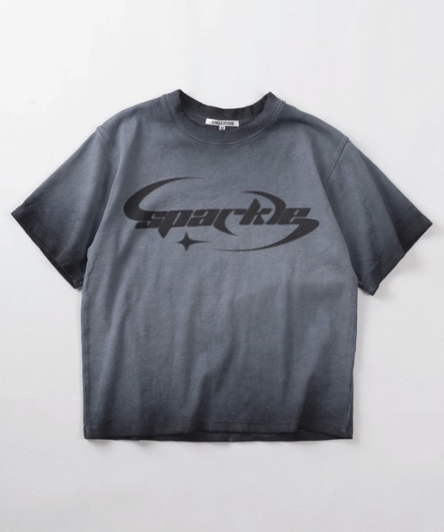 SlashDate（スラッシュデイト）の「【82】スプレー加工 グラフィックロゴ テレコ ショート丈 クルーネックTシャツ/ユニセックス/レディース/メンズ（Tシャツ/カットソー・メンズ・ホワイト/ピンク/チャコールグレー・M/L）」の4枚目の写真