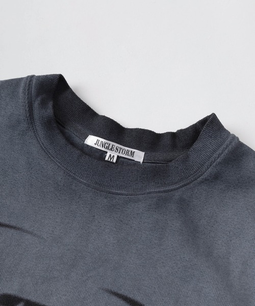 SlashDate（スラッシュデイト）の「【82】スプレー加工 グラフィックロゴ テレコ ショート丈 クルーネックTシャツ/ユニセックス/レディース/メンズ（Tシャツ/カットソー・メンズ・ホワイト/ピンク/チャコールグレー・M/L）」の7枚目の写真