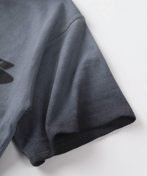 SlashDate（スラッシュデイト）の「【82】スプレー加工 グラフィックロゴ テレコ ショート丈 クルーネックTシャツ/ユニセックス/レディース/メンズ（Tシャツ/カットソー・メンズ・ホワイト/ピンク/チャコールグレー・M/L）」の9枚目の写真