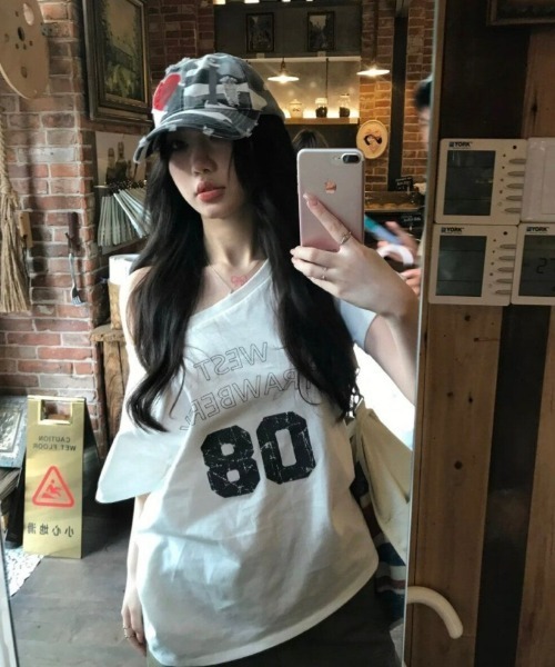 Ritzy(リッツィー)の「ヴィンテージプリント オフショルダールーズ T シャツ(Tシャツ/カットソー・レディース・ホワイト・M/S/L)」の11枚目の写真