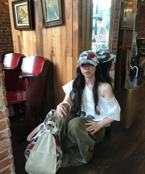 Ritzy(リッツィー)の「ヴィンテージプリント オフショルダールーズ T シャツ(Tシャツ/カットソー・レディース・ホワイト・M/S/L)」の2枚目の写真
