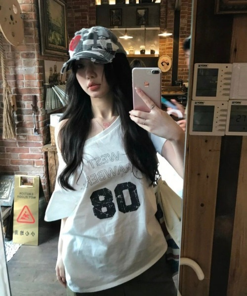 Ritzy(リッツィー)の「ヴィンテージプリント オフショルダールーズ T シャツ(Tシャツ/カットソー・レディース・ホワイト・M/S/L)」の4枚目の写真