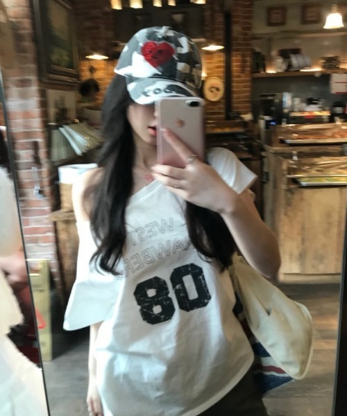 Ritzy(リッツィー)の「ヴィンテージプリント オフショルダールーズ T シャツ(Tシャツ/カットソー・レディース・ホワイト・M/S/L)」の5枚目の写真