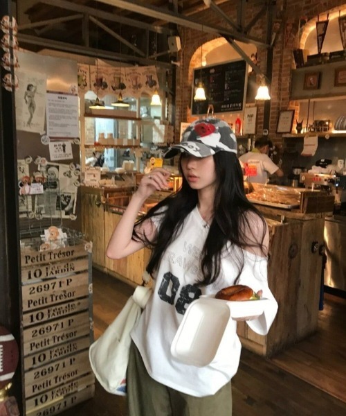 Ritzy(リッツィー)の「ヴィンテージプリント オフショルダールーズ T シャツ(Tシャツ/カットソー・レディース・ホワイト・M/S/L)」の8枚目の写真