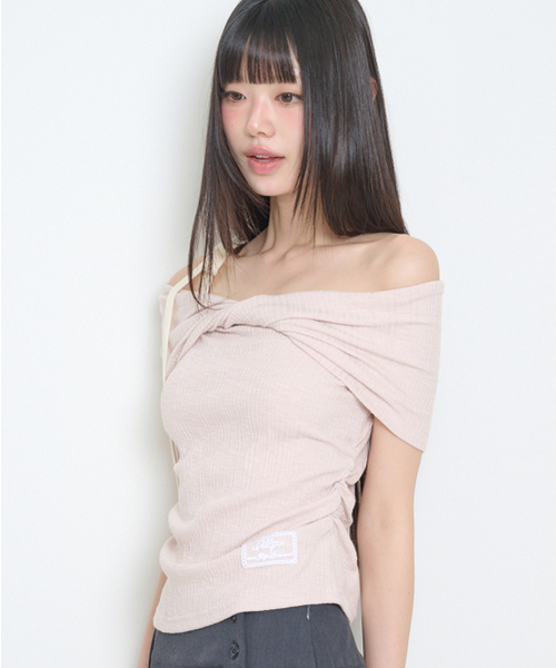 ILLIGO(イリゴ)の「フローオフショルダートップスピンク(Tシャツ/カットソー・レディース・その他・OS)」の2枚目の写真