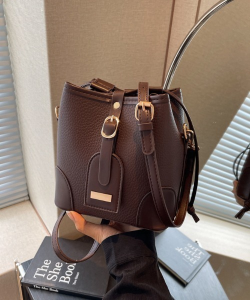 boemy(ボエミー)の「チャーム付きスクエア巾着 ショルダーバッグ(ショルダーバッグ・レディース・キャメル/ブラウン/ブラック・FREE)」の15枚目の写真