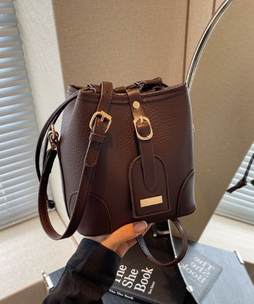 boemy(ボエミー)の「チャーム付きスクエア巾着 ショルダーバッグ(ショルダーバッグ・レディース・キャメル/ブラウン/ブラック・FREE)」の16枚目の写真
