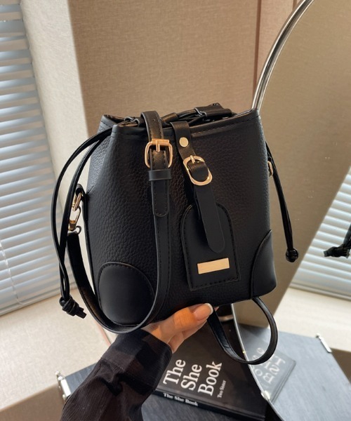 boemy(ボエミー)の「チャーム付きスクエア巾着 ショルダーバッグ(ショルダーバッグ・レディース・キャメル/ブラウン/ブラック・FREE)」の17枚目の写真