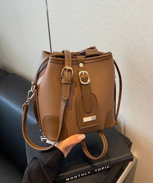 boemy(ボエミー)の「チャーム付きスクエア巾着 ショルダーバッグ(ショルダーバッグ・レディース・キャメル/ブラウン/ブラック・FREE)」の4枚目の写真