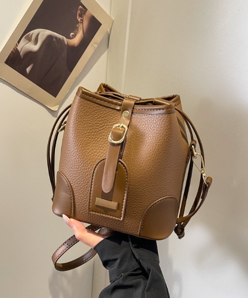 boemy(ボエミー)の「チャーム付きスクエア巾着 ショルダーバッグ(ショルダーバッグ・レディース・キャメル/ブラウン/ブラック・FREE)」の5枚目の写真