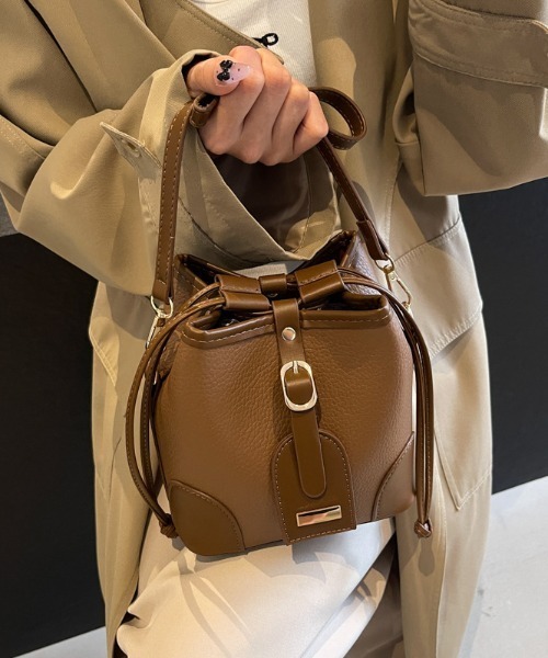 boemy(ボエミー)の「チャーム付きスクエア巾着 ショルダーバッグ(ショルダーバッグ・レディース・キャメル/ブラウン/ブラック・FREE)」の7枚目の写真