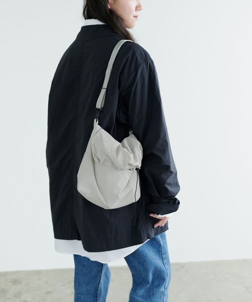 STANDARD SUPPLY(スタンダードサプライ)の「スタンダードサプライ / FLOPPY フロッピー / DRAW STRING SHOULDER M ドローストリングショルダーM(ショルダーバッグ・レディース・アイボリー/ブラック・FREE)」の2枚目の写真
