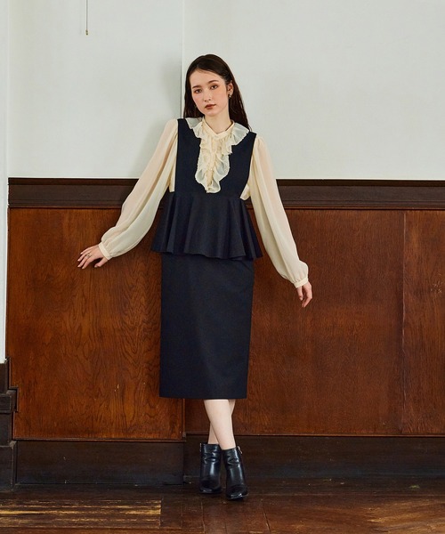 Audie a Muses(オーディアミューズ)の「【モデル美香着用】ペプラムジャンパードレス(ジャンパースカート・レディース・グレー/ブラック・38/42)」の1枚目の写真
