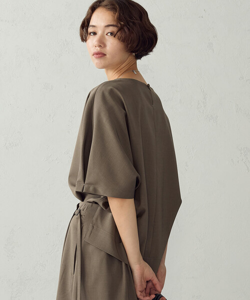 COMME CA ISM(コムサイズム)の「マイクロツイル Tブラウス / セットアップ対応(シャツ/ブラウス・レディース・ブラウン/チャコール・FREE)」の2枚目の写真
