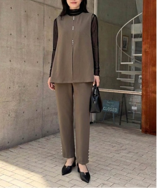 AMELY(エミリー)の「パールボタン/ノースリーブトップス/テーパードパンツ/セットアップ(セットアップ・レディース・ブラック/ブラウン・フリー)」の2枚目の写真
