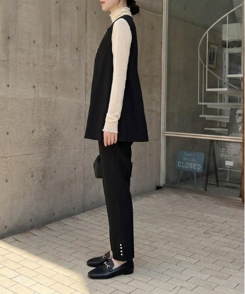 AMELY(エミリー)の「パールボタン/ノースリーブトップス/テーパードパンツ/セットアップ(セットアップ・レディース・ブラック/ブラウン・フリー)」の3枚目の写真