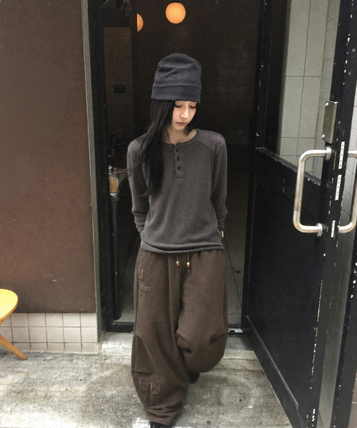 MAINBOOTH（メインブース）の「Washed Henley T-shirt(CHARCOAL)（Tシャツ/カットソー・レディース・その他・S-M/LARGE）」の2枚目の写真