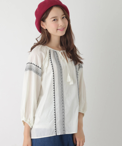 earth music&ecology（アースミュージックアンドエコロジー）の「刺繍ペザントブラウス（シャツ/ブラウス・レディース・マスタード/ネイビー/レッド/ブラウン/アイボリー/カーキ・FREE）」の17枚目の写真