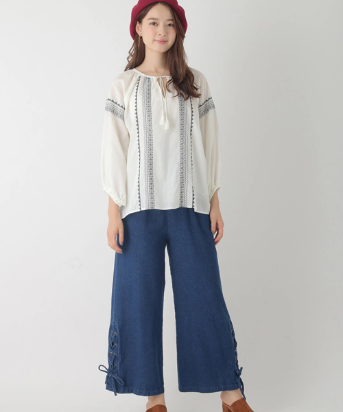 earth music&ecology（アースミュージックアンドエコロジー）の「刺繍ペザントブラウス（シャツ/ブラウス・レディース・マスタード/ネイビー/レッド/ブラウン/アイボリー/カーキ・FREE）」の16枚目の写真