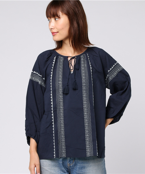 earth music&ecology（アースミュージックアンドエコロジー）の「刺繍ペザントブラウス（シャツ/ブラウス・レディース・マスタード/ネイビー/レッド/ブラウン/アイボリー/カーキ・FREE）」の4枚目の写真